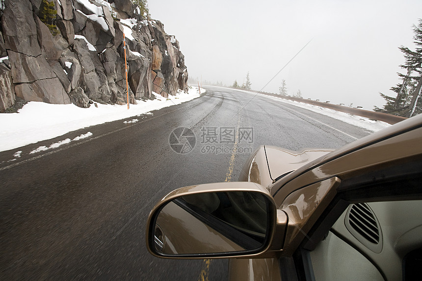 公路上的汽车图片