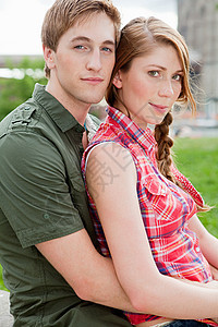 年轻夫妇的肖像图片