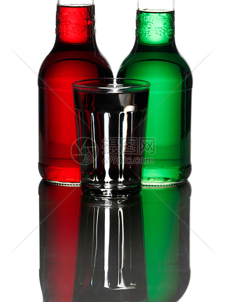 瓶装液体和玻璃杯图片