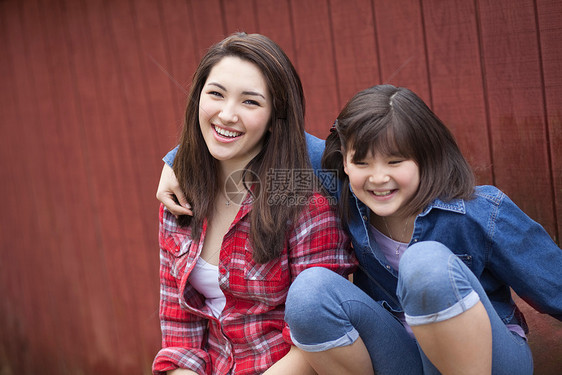 坐在谷仓旁的女孩图片