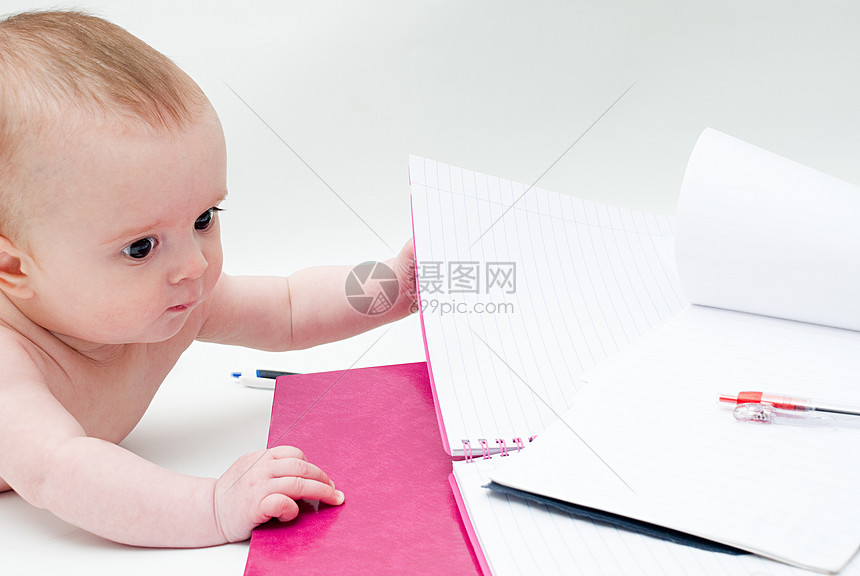 看笔记本的婴儿图片