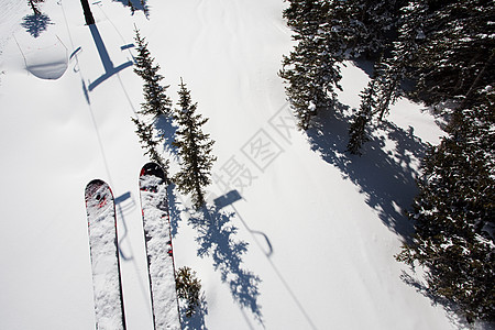滑雪升降机上的滑雪板图片