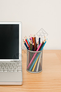 彩色铅笔和笔记本电脑图片