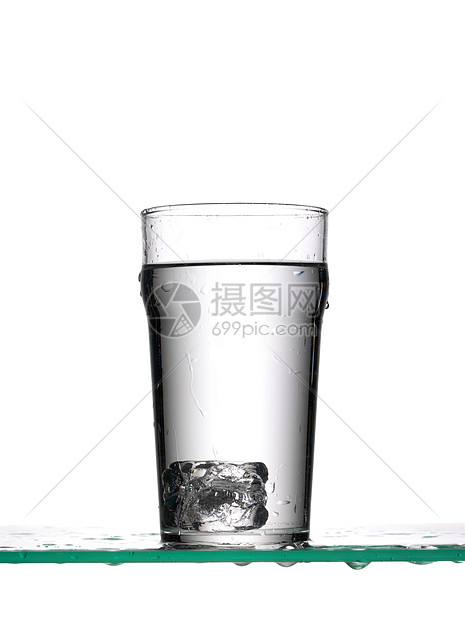 水杯中的冰块图片