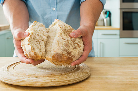 拿面包的人背景图片