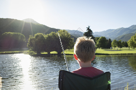 美国犹他州华盛顿州立公园后视图小男孩钓鱼图片