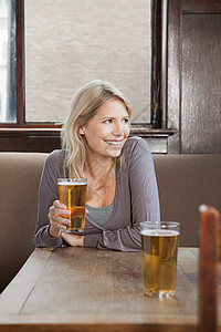 酒吧里的年轻女人图片