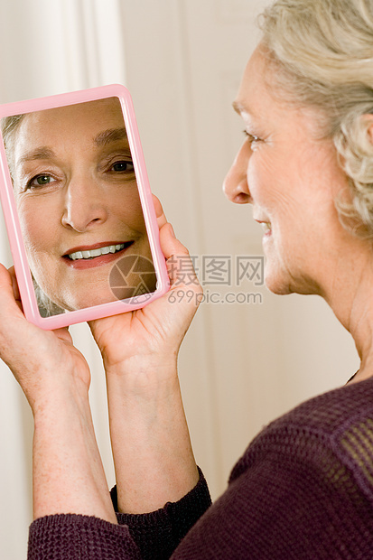照镜子的老太太图片