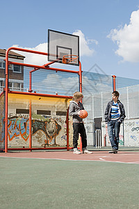 两个十几岁的男孩在篮球场上图片