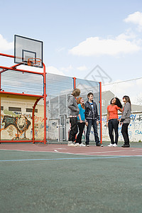 篮球场上的青少年图片