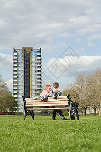坐在长椅上的年轻夫妇图片