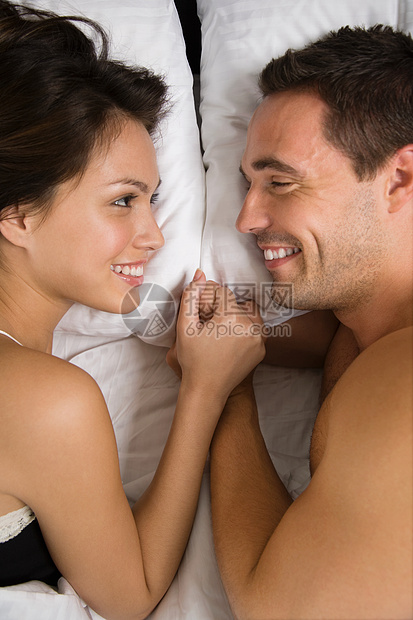 ‘~一对夫妻面对面躺在床上  ~’ 的图片