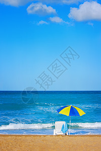 沙滩上的沙滩伞图片