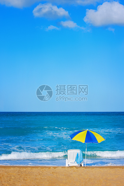沙滩上的沙滩伞图片