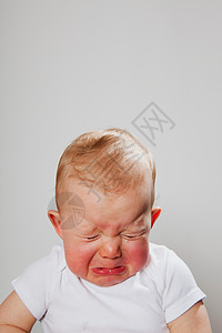 在哭的男婴图片