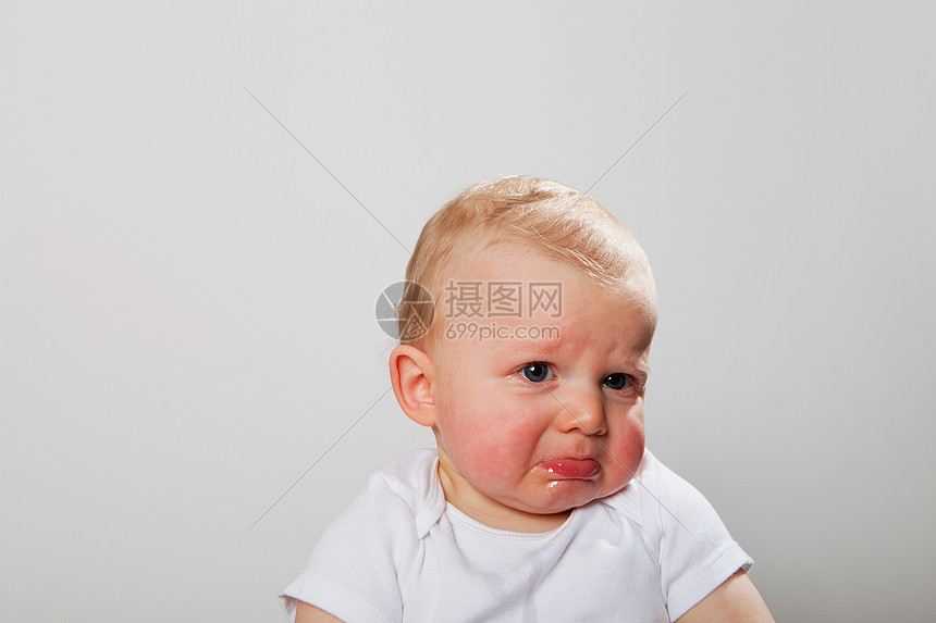 男婴在哭图片
