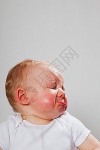 男婴在哭图片