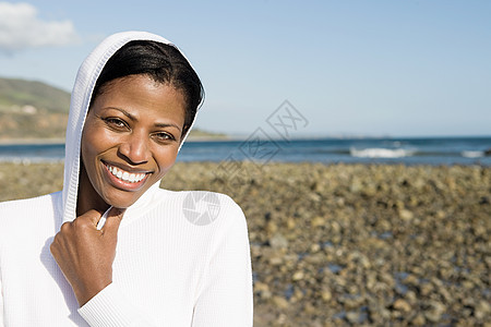 在海滩上微笑的女人图片