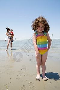 站在海滩上的年轻女孩图片