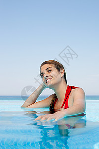游泳池里的年轻女子的肖像高清图片