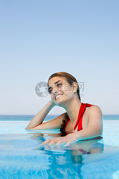 ‘~游泳池里的年轻女子的肖像  ~’ 的图片