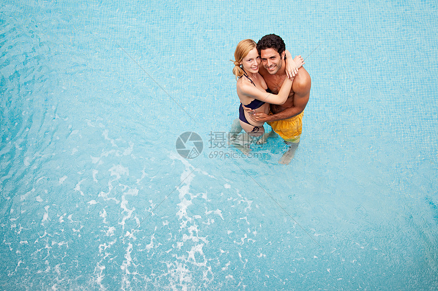 年轻夫妇在游泳池拥抱图片