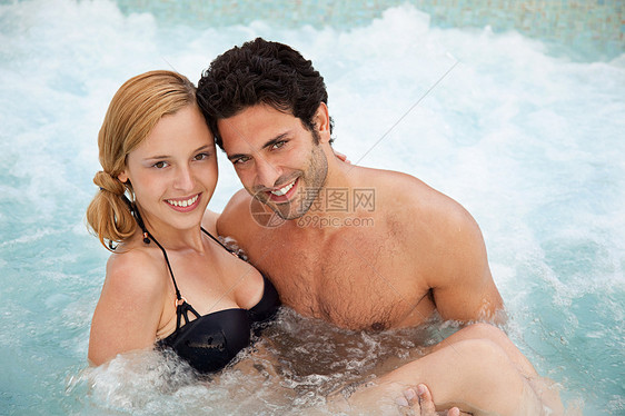 浴池的年轻夫妇图片