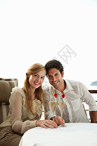 带香槟的年轻夫妇的肖像图片