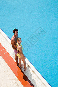 站在池边的年轻夫妇图片