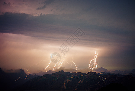 闪电风暴背景图片