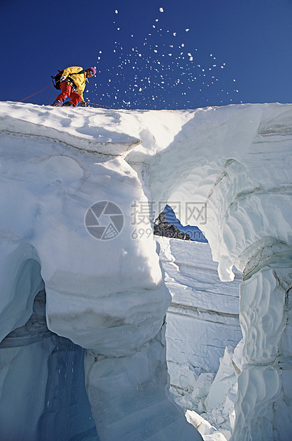 科尔曼冰川雪桥登山者图片