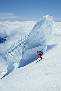 埃蒙斯冰川上的滑雪者图片