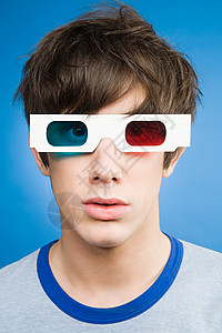 一个戴着3D眼镜的十几岁男孩高清图片