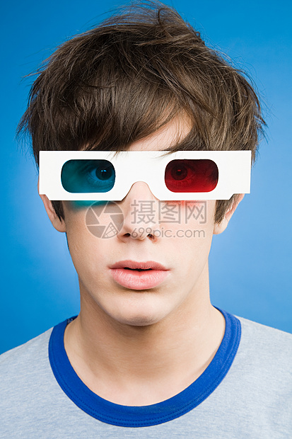 一个戴着3D眼镜的十几岁男孩图片