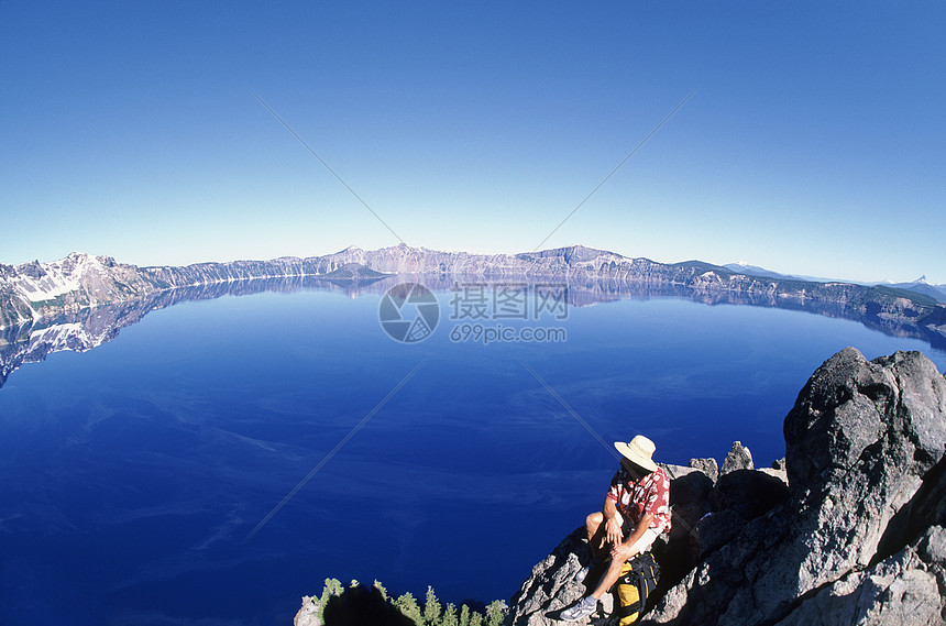 火山口湖徒步旅行者图片