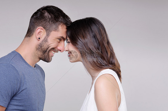 异性恋夫妇的肖像，面对面，微笑图片
