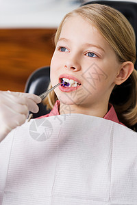 牙医办公室的女孩图片