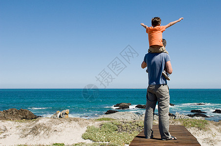 海边男孩父亲和儿子在海边背景