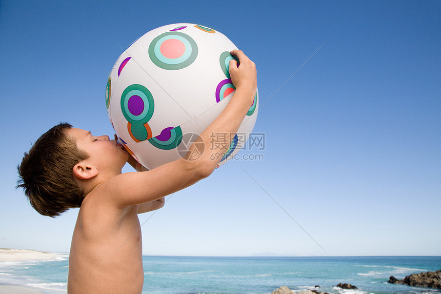‘~男孩吹沙滩球  ~’ 的图片