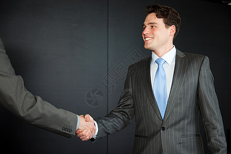 两个商人握手图片