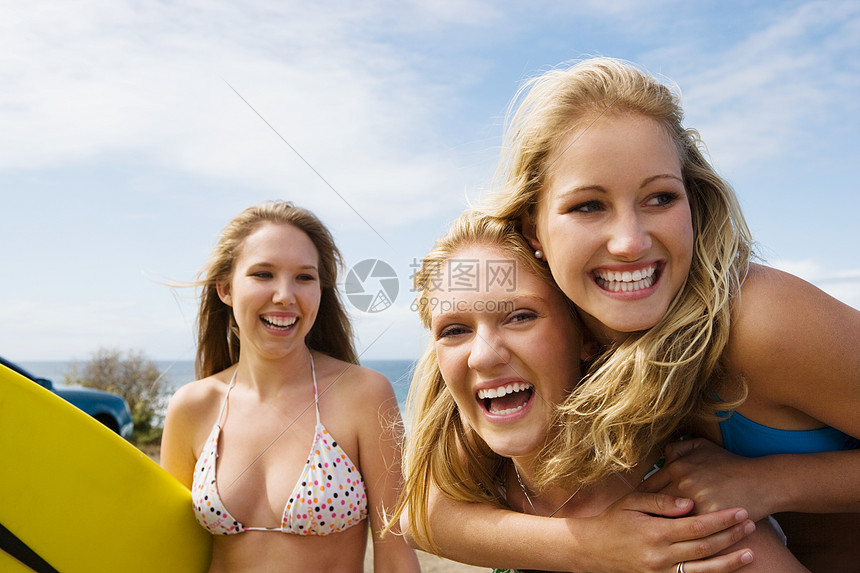 在海边玩得开心的女孩图片