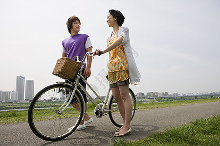 骑自行车的年轻夫妇图片