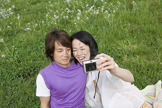 带着照相机的年轻夫妇图片