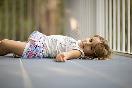 躺在地板上的女孩图片
