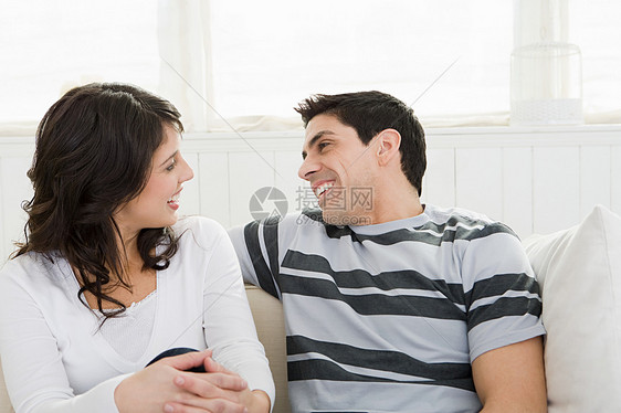沙发上微笑的一对夫妻图片