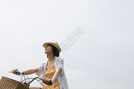 年轻女子骑自行车图片