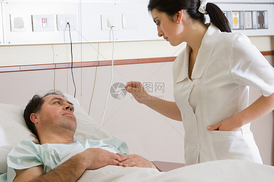 护士给病人量体温图片