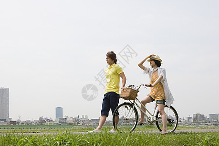 年轻人走路，年轻人骑自行车图片