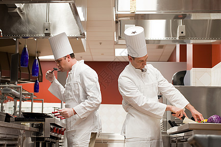 外国人在厨房厨师在商业厨房准备食物背景