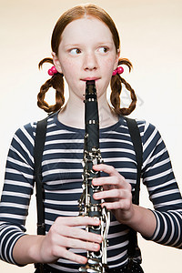吹单簧管的女孩的肖像图片